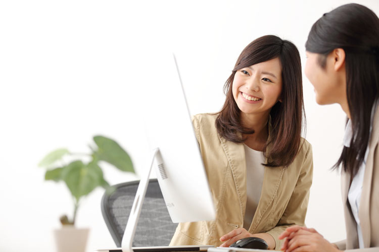 女性に教えるスタッフ