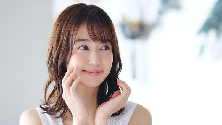 メイクしている女性