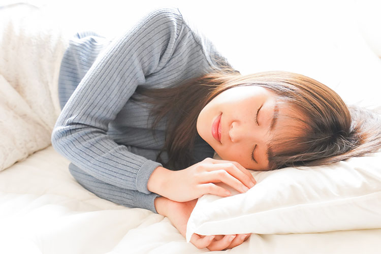 睡眠をとる女性