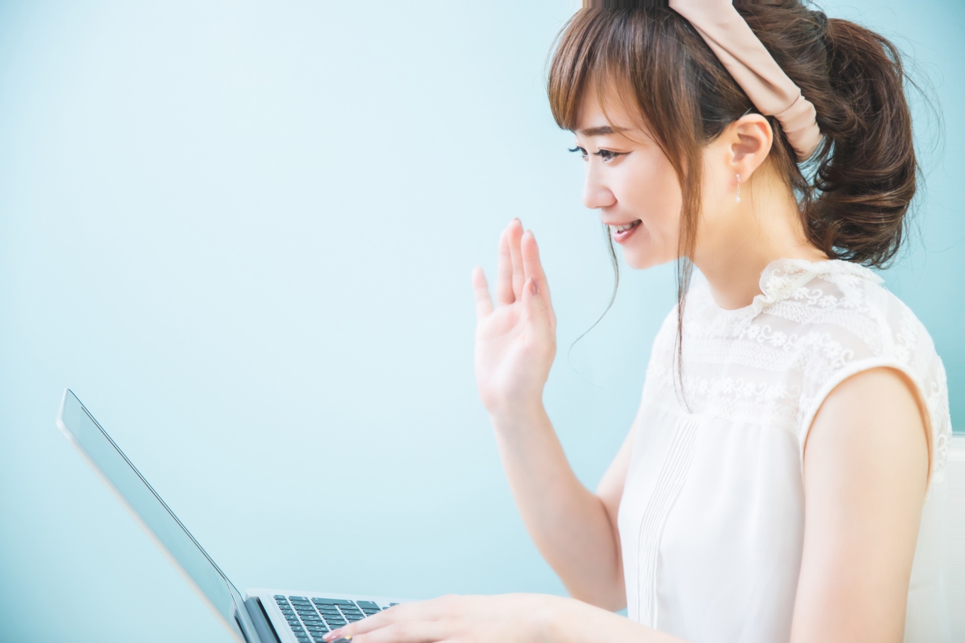 ライブ配信している女性