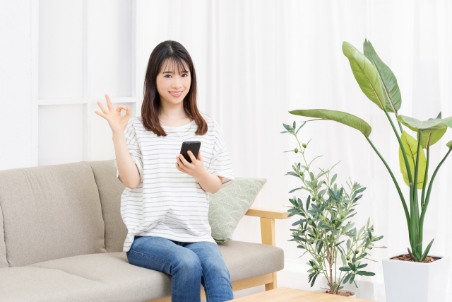 スマホを操作する女性