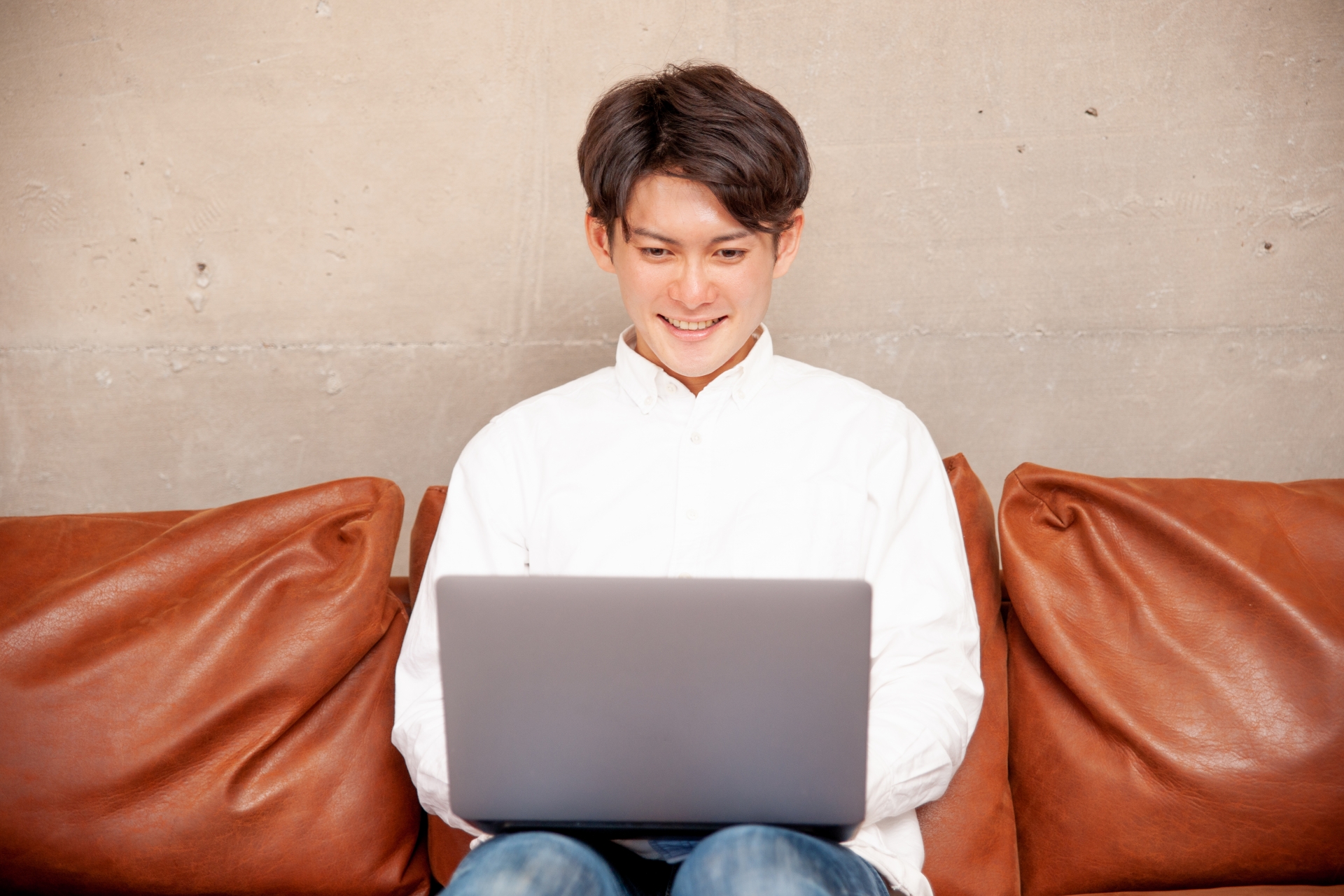 双方向チャットをしている男性