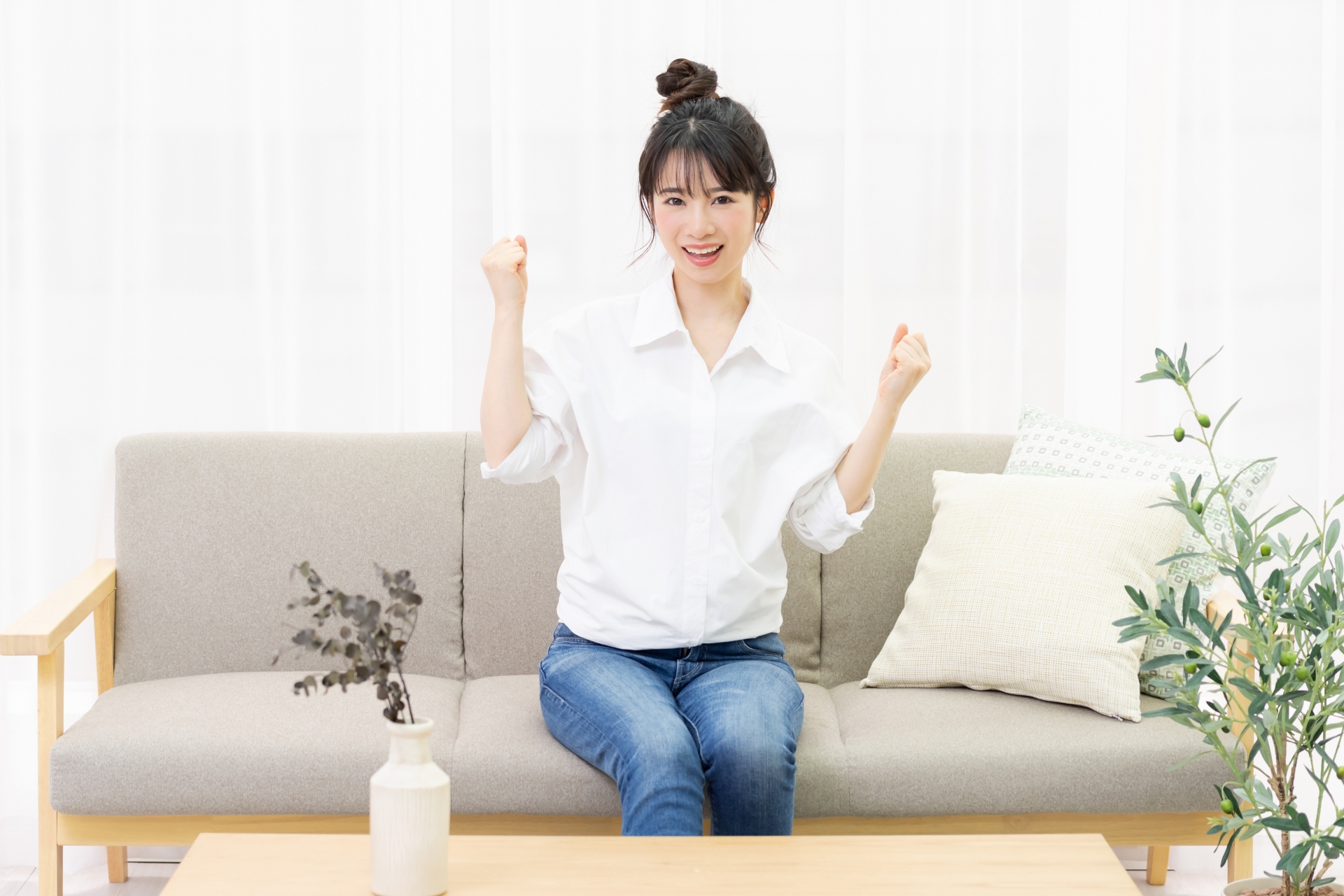 ガッツポーズの女性