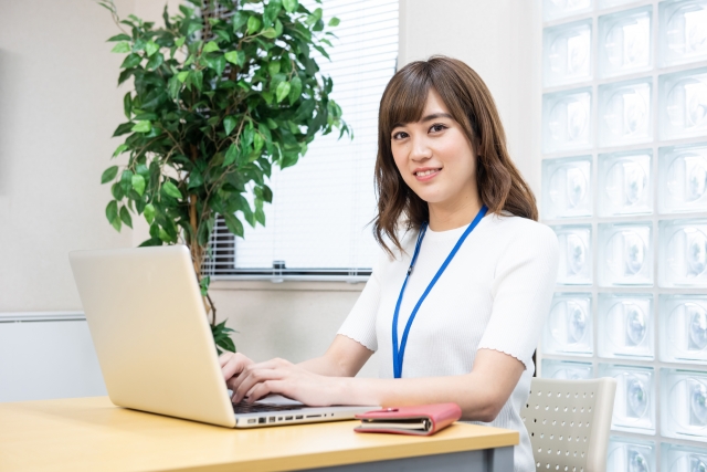 スタッフの女性