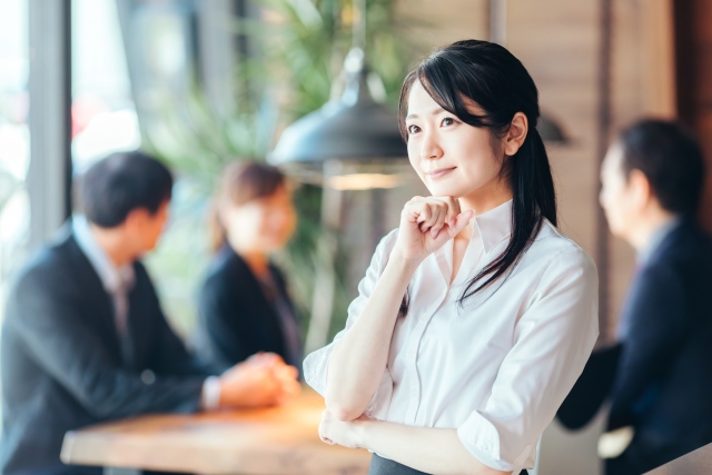 オフィスにいる女性