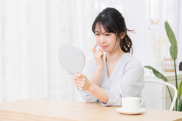 手鏡を見る女性