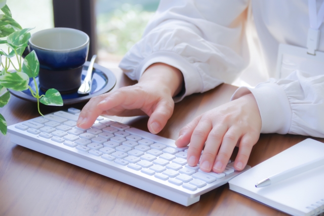 キーボードを操作する女性
