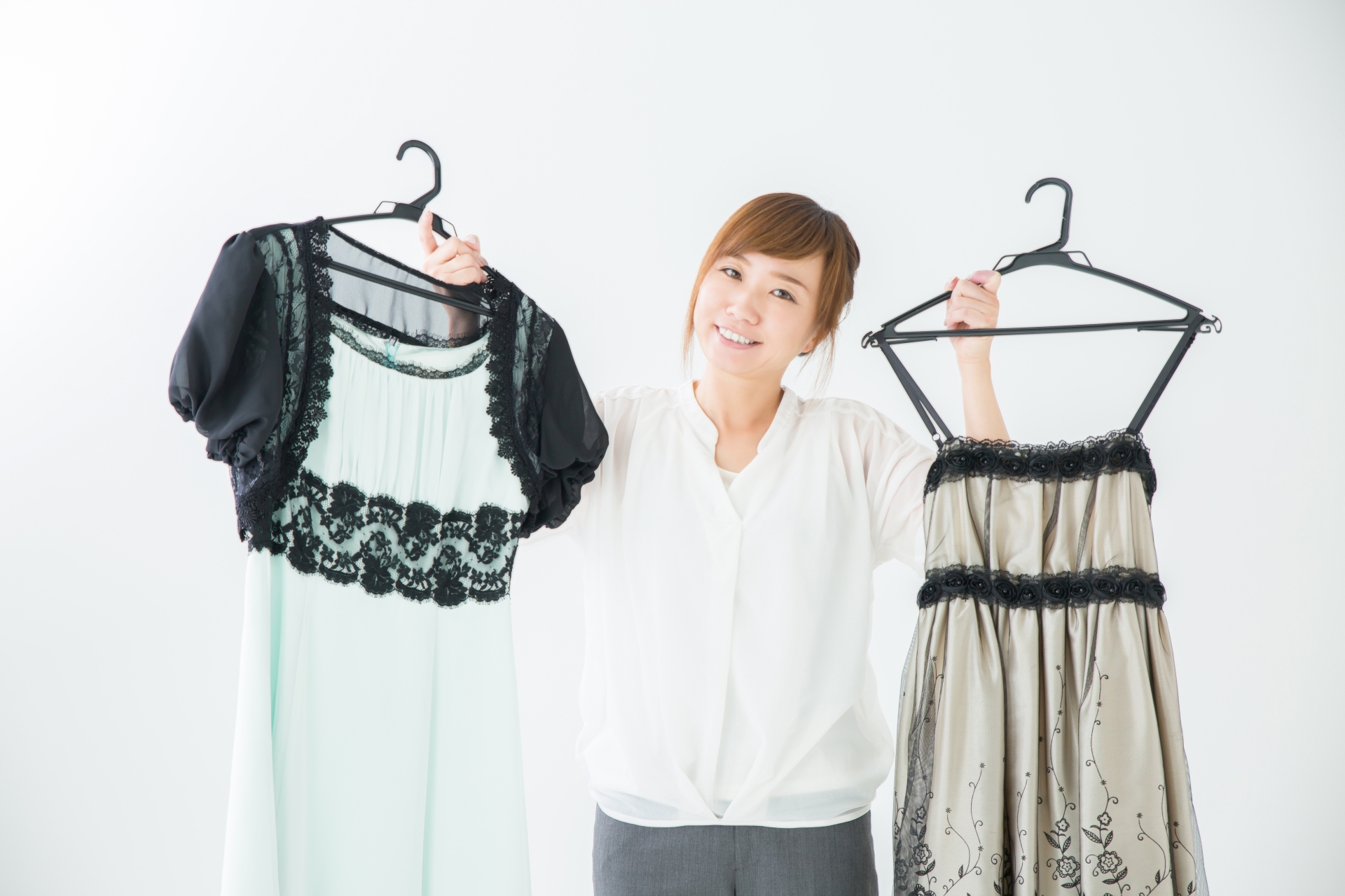 ドレスを持つ女性