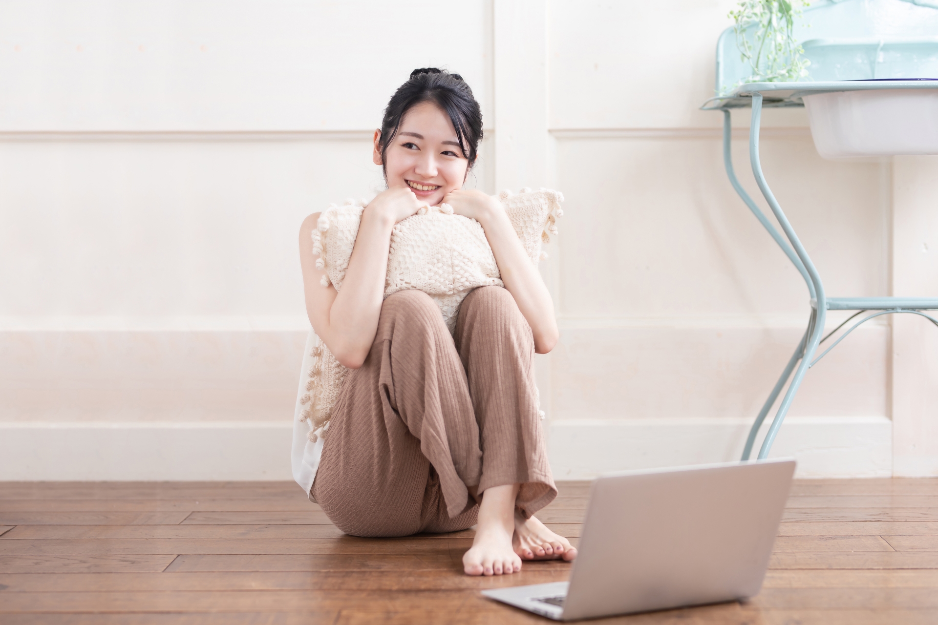 配信をする女性