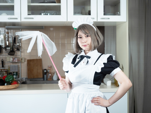 メイド服の女性