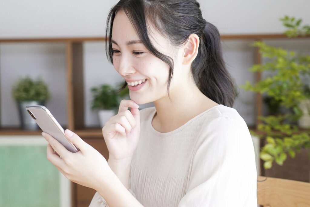 スマホで応募する女性